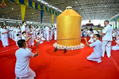 ภาพ No.86966:พิธีตักบาตร , พิธีบูชาข้าวพระ , พิธีจุดเทียนใจ ไฟนิรันดร์ อนันตชัย ในวันอาทิตย์ต้นเดือน 3 กันยายน พ.ศ. 2566 ณ วัดพระธรรมกาย