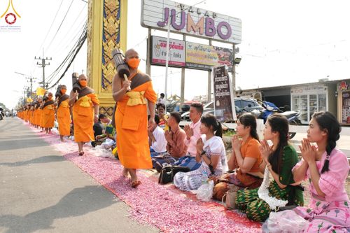 ภาพ No.120142:พิธีต้อนรับพระธรรมยาตรา ในโครงการธรรมยาตรา กตัญญูบูชา มหาปูชนียาจารย์ พระมงคลเทพมุนี(สด จนฺทสโร) พระผู้ปราบมาร อนุสรณ์สถาน 7 แห่ง ปีที่ 12 วันที่ 28 มกราคม พ.ศ. 2567 ณ วัดพระธรรมกาย จ.ปทุมธานี