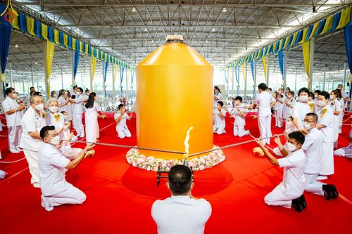 ภาพ No.89564:พิธีตักบาตร ข้าวสารอาหารแห้ง พิธีบูชาข้าวพระ และพิธีจุดเทียนใจ ไฟนิรันดร์  อนันตชัย ณ สภาธรรมกายสากล วัดพระธรรมกาย วันอาทิตย์ที่ 1 ตุลาคม พ.ศ. 2566