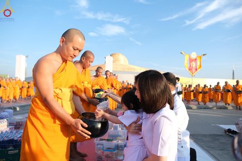ภาพ No.187862:พิธีตักบาตรฉลองพระใหม่ ต้อนรับพุทธศักราช 2568 ณ ลานธรรมพระมหาธรรมกายเจดีย์ วัดพระธรรมกาย จ.ปทุมธานี วันที่ 1 มกราคม พ.ศ. 2568