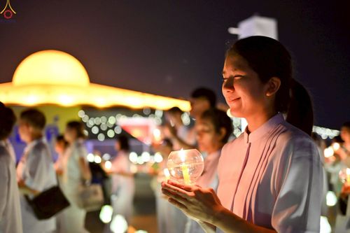 ภาพ No.224089:วันวิสาขบูชา วันอาทิตย์ที่ 11 พฤษภาคม พ.ศ. 2568 พิธีจุดวิสาขประทีป ,  พิธีเวียนประทักษิณรอบพระมหาธรรมกายเจดีย์ , พิธีฉลองชัยสวดมนต์บทธัมมจักกัปปวัตตนสูตร ครบ 7,357,000,000 จบ ณ มหารัตนวิหารคด วัดพระธรรมกาย