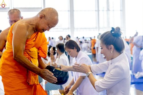 ภาพ No.240525:วันพุธที่ 27 สิงหาคม พ.ศ. 2568 พิธีตักบาตร ในวันธรรมชัย ณ วัดพระธรรมกาย จ.ปทุมธานี