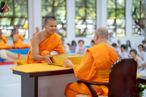 ภาพ No.160927:พิธีเจริญพระพุทธมนต์ และปิดแผ่นทองรูปเหมือน พระเดชพระคุณพระมงคลเทพมุนี (สด จนฺทสโร) พระผู้ปราบมาร จำนวน 3 องค์ วันเสาร์ที่ 5 ตุลาคม พ.ศ. 2567 ณ อาคารปลูกศรัทธา 2 (ชานชลาเดิม) วัดพระธรรมกาย อ.คลองหลวง จ.ปทุมธานี