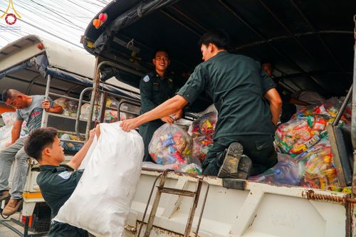 ภาพ No.146368:ตักบาตรพระ 1,384 รูป ทำบุญเมืองฝางครบรอบ 1,383 ปี ถวายเป็นพระราชกุศลแด่พระบาทสมเด็จพระเจ้าอยู่หัว เนื่องในโอกาสพระราชพิธีมหามงคล เฉลิมพระชนมพรรษา 6 รอบ 72 พรรษา วันเสาร์ที่ 27 กรกฎาคม พ.ศ.2567  ณ ถนนหน้าที่ว่าการอำเภอฝาง จ.เชียงใหม่