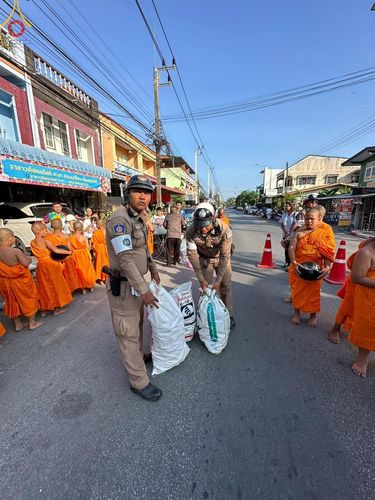 ภาพ No.133570:พิธีขอขมารับผ้าไตร, พิธีบรรพชาสามเณร, สามเณรออกบิณฑบาต ในโครงการบรรพชาสามเณร ฟื้นฟูพระพุทธศาสนาทั่วไทย  ณ ศูนย์ปฏิบัติธรรม และอบรมเยาวชนเมืองยะลา วันที่ 3 เมษายน พ.ศ. 2567