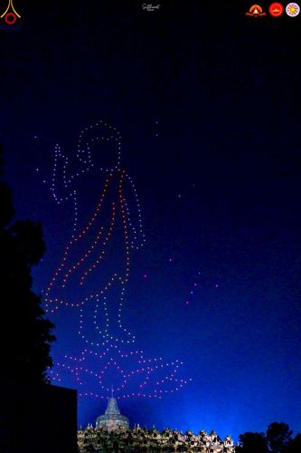 ภาพ No.224605:วันจันทร์ที่ 12 พฤษภาคม พ.ศ. 2568  ชาวพุทธในอินโดนีเซีย ร่วมฉลองวิสาขบูชาจุดประทีปกว่า 200,000 ดวง ณ พระมหาเจดีย์บรมพุทโธ  เจริญพุทธมนต์ถวาย “พระวชิรเกล้าเจ้าอยู่หัว”