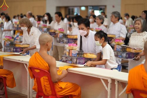 ภาพ No.145362:พิธีถวายผ้าอาบน้ำฝนและประทีปโคมไฟ ณ สภาธรรมกายสากล วัดพระธรรมกาย วันเสาร์ที่ 20 กรกฎาคม พ.ศ. 2567