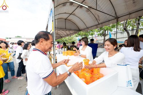 ภาพ No.150928:พิธีเจริญพระพุทธมนต์ และทำบุญตักบาตรแด่คณะสงฆ์ จำนวน 121 รูป เนื่องในโอกาสฉลองครบรอบ 120 ปี อำเภอคลองหลวง จังหวัดปทุมธานี เพื่อถวายเป็นพุทธบูชา ช่วยเหลือผู้ประสบความเดือดร้อนจากอุทกภัย และคณะสงฆ์ 323 วัด 4 จังหวัดชายแดนภาคใต้ วันเสาร์ที่ 31 สิงหาคม พ.ศ. 