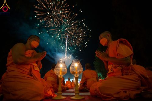 ภาพ No.107244:พิธีจุดประทีปถวายเป็นพุทธบูชา และบูชาธรรมมหาปูชนียาจารย์ ในโครงการธรรมยาตรากตัญญูบูชา มหาปูชนียาจารย์ พระมงคลเทพมุนี(สด จนฺทสโร) พระผู้ปราบมาร  อนุสรณ์สถาน 7 แห่ง ปีที่ 12  วันที่ 6 มกราคม พ.ศ. 2567 ณ อนุสรณ์สถานมหาวิหารพระมงคลเทพมุนี อ.สองพี่น้อง จ.สุพร