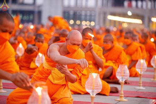 ภาพ No.122101:พิธีจุดประทีปถวายเป็นพุทธบูชา และบูชาธรรมมหาปูชนียาจารย์ พระมงคลเทพมุนี(สด จนฺทสโร) ในโครงการธรรมยาตรา กตัญญูบูชา มหาปูชนียาจารย์ พระมงคลเทพมุนี(สด จนฺทสโร) พระผู้ปราบมาร อนุสรณ์สถาน 7 แห่ง ปีที่ 12 วันที่ 31 มกราคม พ.ศ. 2567 ณ วัดพระธรรมกาย จ.ปทุมธานี