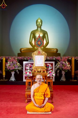 ภาพ No.214898:พิธีต้อนรับสัญญาบัตร พัดยศ พระราชวิเทศวชิรเวที (บัณฑิต วรปญฺโญ) เจ้าอาวาสวัดพระธรรมกายสกอตแลนด์ สหราชอาณาจักร ผู้ช่วยเจ้าอาวาสวัดพระธรรมกาย ณ อุโบสถพระไตรปิฏก วัดพระธรรมกาย