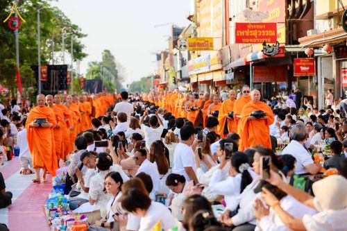 ภาพ No.312833:วันอาทิตย์ที่ 8 มีนาคม พ.ศ.2569 ทำบุญเมืองนครราชสีมา 558 ปี ตักบาตรพระ 10,000 รูป (ภาพชุดที่ 2)