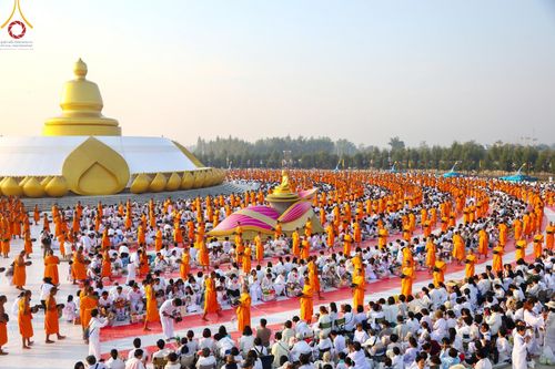 ภาพ No.201154:พิธีตักบาตรพระธรรมยาตรา ณ อนุสรณ์สถานลำดับที่ 5 สถานที่เผยแผ่วิชชาธรรมกายครั้งแรก อนุสรณ์สถานบางปลา วัดบางปลา อำเภอบางเลน จังหวัดนครปฐม ในโครงการธรรมยาตรา กตัญญูบูชา มหาปูชนียาจารย์ พระมงคลเทพมุนี(สด จนฺทสโร) พระผู้ปราบมาร อนุสรณ์สถาน 7 แห่ง ปีที่ 13