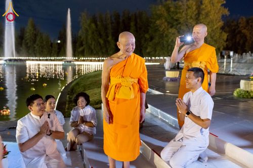 ภาพ No.266424:วันพุธที่ 5 พฤศจิกายน พ.ศ. 2568 (วันพระ ขึ้น 15 ค่ำ เดือน 12) พิธีลอยกระทงธรรม  ณ สระมหาเศรษฐีทะเลบุญ มหาวิหารพระมงคลเทพมุนี วัดพระธรรมกาย จ.ปทุมธานี