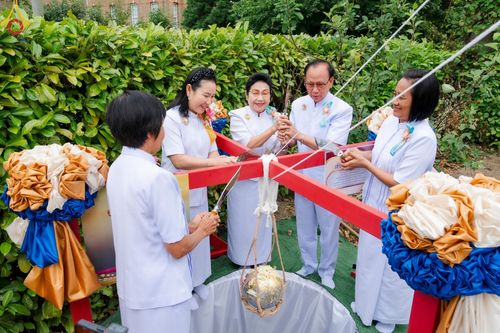 ภาพ No.142700:พิธีพัทธสีมา ประดิษฐานลูกนิมิตมหาสมบัติ สถาปนาอุโบสถวัดพระธรรมกายลอนดอน บูชาธรรม 80 ปี หลวงพ่อธัมมชโย วันเสาร์ที่ 22 มิถุนายน พ.ศ. 2567