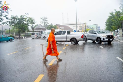 ภาพ No.226205:วันอาทิตย์ที่ 25 พฤษภาคม พ.ศ. 2568 พิธีตักบาตรพระ 1,000 รูปเมืองตรัง ครบรอบ 110 ปี เมืองทับเที่ยง ถวายเป็นพุทธบูชา ถวายเป็นพระราชกุศลแด่รัชกาลที่ 10 และอุทิศส่วนกุศลแด่อดีตเจ้าเมืองตรัง และบรรพบุรุษ ณ บริเวณหน้าศาลากลางจังหวัดตรัง ถนนพระราม 6