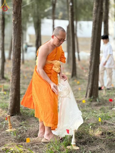 ภาพ No.198849:V.50 สารพัดV สารพัดดี ที่ธรรมยาตรา ในโครงการธรรมยาตรา กตัญญูบูชา มหาปูชนียาจารย์ พระมงคลเทพมุนี(สด จนฺทสโร) พระผู้ปราบมาร อนุสรณ์สถาน 7 แห่ง ปีที่ 13 ระหว่างวันที่ 2-31 มกราคม พ.ศ. 2568