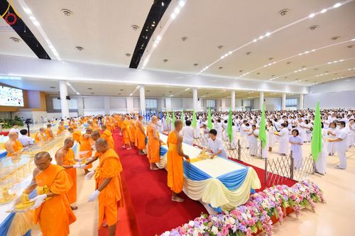 ภาพ No.159604:สัมมนาพิเศษและพิธีมอบองค์พระธรรมกาย 2,000 องค์ ณ ห้องแก้วสารพัดนึก 1 วัดพระธรรมกาย วันอาทิตย์ต้นเดือนที่ 6 ตุลาคม พ.ศ. 2567