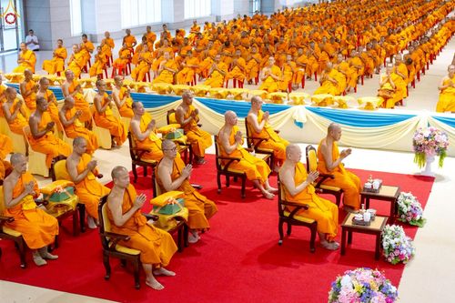 ภาพ No.233895:วันเสาร์ที่ 19 กรกฎาคม พ.ศ.2568 วันมหารำลึก ครั้งที่ 35 พิธีรำลึกถึงนักสร้างบารมี , พิธีสวดพระพุทธมนต์ , พิธีทอดผ้าบังสกุลและถวายไทยธรรม วัดพระธรรมกาย