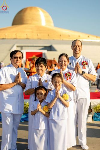 ภาพ No.105371:พิธีตักบาตรฉลองพระบวชใหม่ รุ่นบูชาธรรมมหาปูชนียาจารย์ และต้อนรับศักราชใหม่ วันจันทร์ที่ 1 มกราคม พ.ศ. 2567 ณ ลานธรรมพระมหาธรรมกายเจดีย์ วัดพระธรรมกาย
