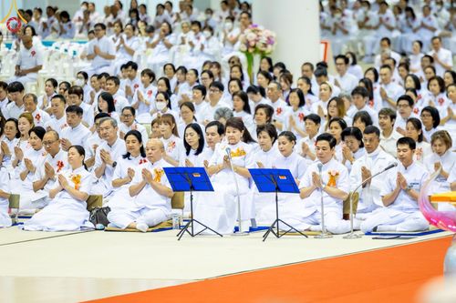 ภาพ No.177703:พิธีตักบาตรและพิธีบูชาข้าวพระ ในวันอาทิตย์ต้นเดือนที่ 1 ธันวาคม พ.ศ. 2567 ณ สภาธรรมกายสากล วัดพระธรรมกาย