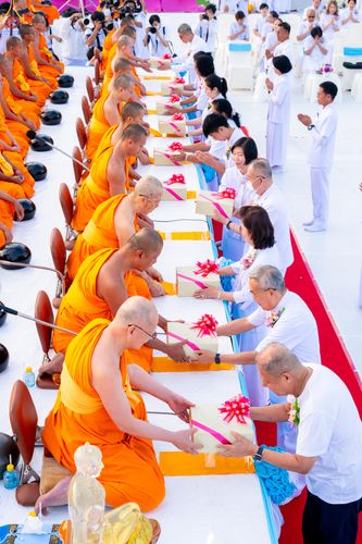 ภาพ No.302540:วันที่ 24 มกราคม พ.ศ. 2569 พิธีตักบาตรพระธรรมยาตรา ณ อนุสรณ์สถานลำดับที่ 5 สถานที่เผยแผ่วิชชาธรรมกายครั้งแรก อนุสรณ์สถานบางปลา วัดบางปลา อำเภอบางเลน จังหวัดนครปฐม ในโครงการธรรมยาตรา กตัญญูบูชา มหาปูชนียาจารย์ พระมงคลเทพมุนี(สด จนฺทสโร) พระผู้ปราบมาร อนุส