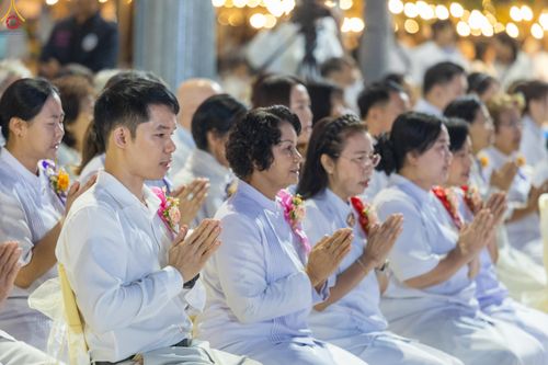 ภาพ No.282586:วันเสาร์ที่ 20 ธันวาคม พ.ศ.2568 พิธีตักบาตรพระ 10,000 รูป (ชุด 2) เนื่องในโอกาส 194 ปี จังหวัดกาญจนบุรี และอุทิศส่วนกุศลให้แด่บรรพชนทั้งหลาย บริเวณถนนสองแคว (Skywalk) เมืองกาญจนบุรี