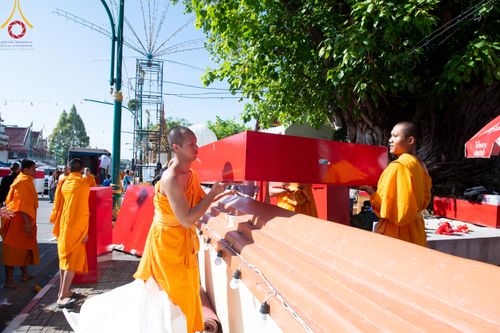 ภาพ No.311265:วันเสาร์ที่ 28 กุมภาพันธ์ พ.ศ. 2569 พิธีตักบาตรพระมหากุศล 11,250 รูป เฉลิมฉลอง 1,250 ปีศรีธรรมราชเจดีย์ สู่มรดกโลก ณ ถนนราชดำเนิน บริเวณหน้าวัดพระมหาธาตุวรมหาวิหาร อ.เมือง จ.นครศรีธรรมราช