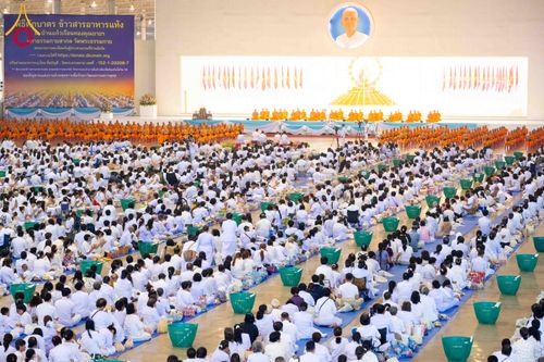 ภาพ No.308208:วันที่ 1  กุมภาพันธ์ พ.ศ. 2569 พิธีตักบาตรข้าวสารอาหารแห้ง ณ บ้านแก้วเรือนทองคุณยาย สภาธรรมกายสากล วัดพระธรรมกาย