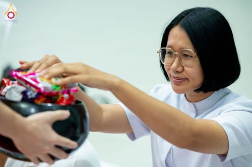 ภาพ No.322887:วันเสาร์ที่ 18 เมษายน พ.ศ. 2569 ตักบาตรฉลองพระใหม่ โครงการอุปสมบทหมู่ธรรมทายาท ระดับอุดมศึกษา รุ่นที่ 53 ภาคฤดูร้อน  ณ ฟ้องปฏิบัติธรรม ชั้นลอย 1/2 มหารัตนวิหารคด คอร์ 13 วัดพระธรรมกาย