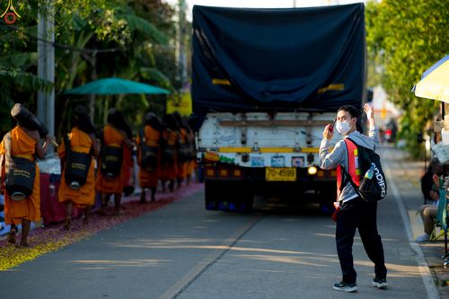 ภาพ No.300618:ภาพเบื้องหลังอาสาสมัครรวมใจ ชุดที่ 3 ในโครงการธรรมยาตรา กตัญญูบูชา มหาปูชนียาจารย์ พระมงคลเทพมุนี(สด จนฺทสโร) พระผู้ปราบมาร อนุสรณ์สถาน 7 แห่ง ปีที่ 14