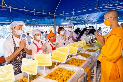 ภาพ No.73907:พิธีถวายภัตตาหารเป็นสังฆทาน แด่คณะพระธรรมยาตราฯ ในโครงการธรรมยาตรากตัญญูบูชา มหาปูชนียาจารย์ พระมงคลเทพมุนี(สด จนฺทสโร) พระผู้ปราบมาร อนุสรณ์สถาน 7 แห่ง ปีที่ 11 วันที่ 23 มกราคม พ.ศ. 2566