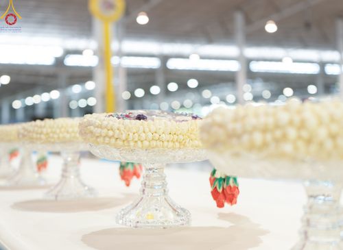 ภาพ No.83678:พิธีวางแผ่นจารึกชื่อและพิธีวางพวงมาลัยสักการะพระประธาน วันอาทิตย์ที่ 16 กรกฎาคม พ.ศ. 2566 ณ รัตนบัลลังก์ สภาธรรมกายสากล วัดพระธรรมกาย