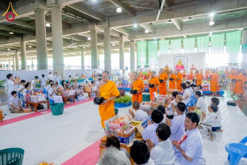 ภาพ No.336578:วันอาทิตย์ที่ 21 มิถุนายน 2569  พิธีตักบาตรพระใหม่ โครงการอุปสมบทหมู่ รุ่นผู้บริหาร  ณ วิหารคด วัดพระธรรมกาย
