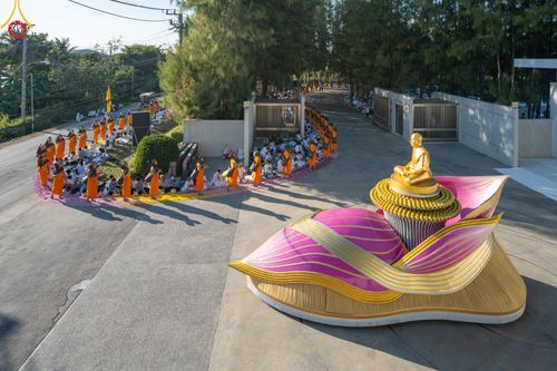 ภาพ No.105698:พิธีต้อนรับพระธรรมยาตรา ในโครงการธรรมยาตรากตัญญูบูชา มหาปูชนียาจารย์ พระมงคลเทพมุนี(สด จนฺทสโร) พระผู้ปราบมาร อนุสรณ์สถาน 7 แห่ง ปีที่ 12 วันที่ 3 มกราคม พ.ศ. 2567 ณ อนุสรณ์สถานโลตัสแลนด์ จ.สุพรรณบุรี