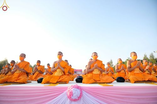 ภาพ No.70569:พิธีตักบาตรพระธรรมยาตราฯ ในโครงการธรรมยาตรากตัญญูบูชา มหาปูชนียาจารย์ พระมงคลเทพมุนี(สด จนฺทสโร) พระผู้ปราบมาร ปีที่ 11 ณ อนุสรณ์สถานลำดับที่ 2 สถานที่ตั้งมโนปณิธานบวชตลอดชีวิต อนุสรณ์สถานคลองบางนางแท่น อ.สามพราน จ.นครปฐม วันที่ 14 มกราคม พ.ศ. 2566