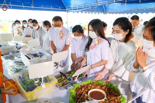 ภาพ No.74650:พิธีถวายภัตตาหารเป็นสังฆทาน แด่คณะพระธรรมยาตราฯ ในโครงการธรรมยาตรากตัญญูบูชา มหาปูชนียาจารย์ พระมงคลเทพมุนี(สด จนฺทสโร) พระผู้ปราบมาร อนุสรณ์สถาน 7 แห่ง ปีที่ 11 วันที่ 28 มกราคม พ.ศ. 2566