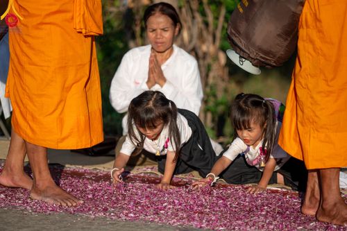 ภาพ No.106182:พิธีต้อนรับพระธรรมยาตรา ชุด 2 ในโครงการธรรมยาตรากตัญญูบูชา มหาปูชนียาจารย์  พระมงคลเทพมุนี(สด จนฺทสโร) พระผู้ปราบมาร  อนุสรณ์สถาน 7 แห่ง ปีที่ 12  วันที่ 3 มกราคม พ.ศ. 2567  ณ อนุสรณ์สถานโลตัสแลนด์ จ.สุพรรณบุรี