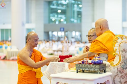 ภาพ No.342227:วันอาทิตย์ที่ 2 สิงหาคม พ.ศ.2569 พิธีมุทิตาสักการะพระภิกษุ  ผู้สอบได้เปรียญธรรม 9 ประโยค ระดับโลก ปีที่ 38, พิธีมอบโล่เกียรติยศ และทุนการศึกษา สำนักเรียนบาลีดีเด่นทั่วประเทศ ณ สภาธรรมกายสากล วัดพระธรรมกาย