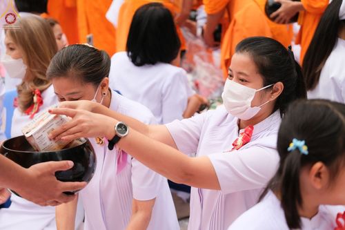ภาพ No.69632:พิธีตักบาตรพระธรรมยาตราฯ ในโครงการธรรมยาตรากตัญญูบูชา มหาปูชนียาจารย์ พระมงคลเทพมุนี(สด จนฺทสโร) พระผู้ปราบมาร ปีที่ 11 ณ อนุสรณ์สถานลำดับที่ 1 สถานที่เกิดด้วยรูปกายเนื้อ อนุสรณ์สถานมหาวิหารพระมงคลเทพมุนี อ.สองพี่น้อง จ.สุพรรณบุรี