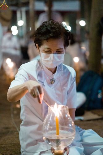 ภาพ No.69491:พิธีจุดประทีปถวายเป็นพุทธบูชา และบูชาธรรมมหาปูชนียาจารย์ ในโครงการธรรมยาตรากตัญญูบูชา มหาปูชนียาจารย์ พระมงคลเทพมุนี(สด จนฺทสโร) พระผู้ปราบมาร ปีที่ 11 ณ อนุสรณ์สถานมหาวิหารพระมงคลเทพมุนี อ.สองพี่น้อง จ.สุพรรณบุรี