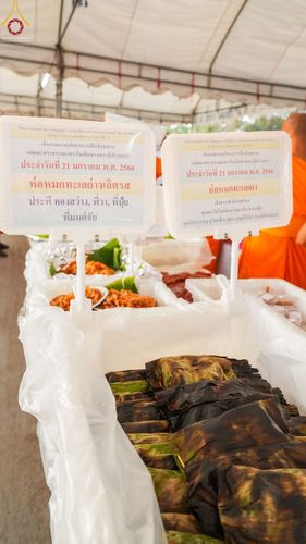 ภาพ No.73101:พิธีถวายภัตตาหารเป็นสังฆทาน แด่คณะพระธรรมยาตราฯ ในโครงการธรรมยาตรากตัญญูบูชา มหาปูชนียาจารย์ พระมงคลเทพมุนี(สด จนฺทสโร) พระผู้ปราบมาร อนุสรณ์สถาน 7 แห่ง ปีที่ 11 วันที่ 21 มกราคม พ.ศ. 2566