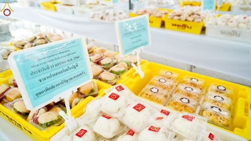 ภาพ No.71038:พิธีถวายภัตตาหารเป็นสังฆทาน แด่คณะพระธรรมยาตราฯ ในโครงการธรรมยาตราฯ ปีที่ 11 ณ อนุสรณ์สถานคลองบางนางแท่น อ.สามพราน จ.นครปฐม วันที่ 13 มกราคม พ.ศ. 2566