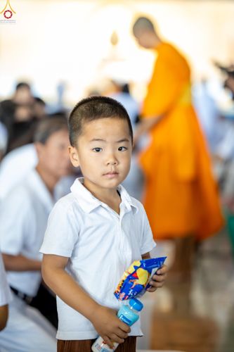 ภาพ No.327957:วันที่ 3 พฤษภาคม พ.ศ.2569 พิธีตักบาตร ข้าวสารอาหารแห้ง ณ บ้านแก้วเรือนทองคุณยายอาจารย์ฯ วัดพระธรรมกาย