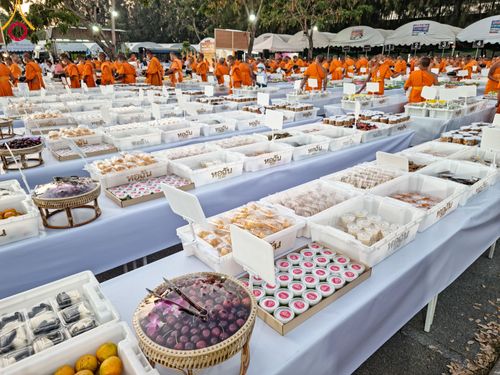 ภาพ No.106356:พิธีถวายภัตตาหารเป็นสังฆทาน แด่คณะพระธรรมยาตราฯ ในโครงการธรรมยาตรากตัญญูบูชา มหาปูชนียาจารย์ พระมงคลเทพมุนี(สด จนฺทสโร) พระผู้ปราบมาร อนุสรณ์สถาน 7 แห่ง ปีที่ 12 วันที่ 5 มกราคม พ.ศ. 2567 ณ อนุสรณ์สถานโลตัสแลนด์ จ.สุพรรณบุรี