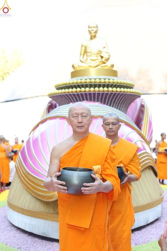 ภาพ No.289362:วันที่ 7 มกราคม พ.ศ. 2569 พิธีตักบาตรพระธรรมยาตรา ณ อนุสรณ์สถานลำดับที่ 1 สถานที่เกิดด้วยรูปกายเนื้อ อนุสรณ์สถานมหาวิหารพระมงคลเทพมุนี (โลตัสแลนด์) อ.สองพี่น้อง จ.สุพรรณบุรี ในโครงการธรรมยาตรา กตัญญูบูชา มหาปูชนียาจารย์ พระมงคลเทพมุนี(สด จนฺทสโร) พระผู้ป