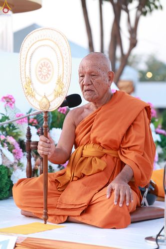 ภาพ No.284195:วันเสาร์ที่ 20 ธันวาคม พ.ศ.2568  พิธีตักบาตรพระ 10,000 รูป เนื่องในโอกาส 194 ปี จังหวัดกาญจนบุรี และอุทิศส่วนกุศลให้แด่บรรพชนทั้งหลาย บริเวณถนนสองแคว (Skywalk) เมืองกาญจนบุรี