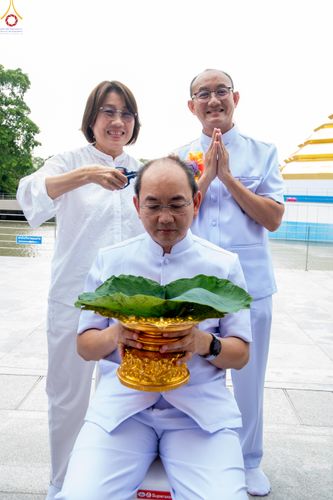 ภาพ No.330198:วันที่ 30 พฤษภาคม พ.ศ.2569 พิธีตัดปอยผมและปลงผม อุบาสกอุปสมบทอุทิศชีวิต 11 ท่าน ณ โบสถ์พระไตรปิฎก วัดพระธรรมกาย จังหวัดปทุมธานี