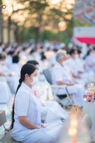 ภาพ No.73431:พิธีจุดประทีปถวายเป็นพุทธบูชา และบูชาธรรมมหาปูชนียาจารย์ ในโครงการธรรมยาตรากตัญญูบูชา มหาปูชนียาจารย์ พระมงคลเทพมุนี(สด จนฺทสโร) พระผู้ปราบมาร ปีที่ 11 ณ อนุสรณ์สถานลำดับที่ 4 สถานที่เกิดด้วยกายธรรม วัดโบสถ์ (บน) บางคูเวียง อ.บางกรวย จ.นนทบุรี วันที่ 21 