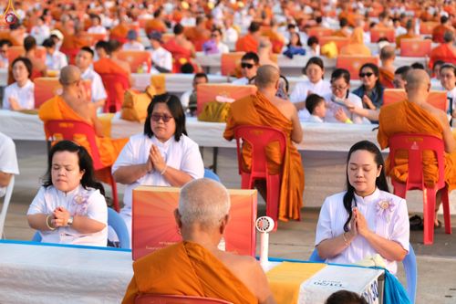 ภาพ No.324678:วันที่ 22 เมษายน พ.ศ.2569 (วันคุ้มครองโลก) บรรยากาศสาธุชน ในงานถวายมหาสังฆทาน 40,000 กว่าวัดทั่วประเทศ ณ ลานธรรม วัดพระธรรมกาย